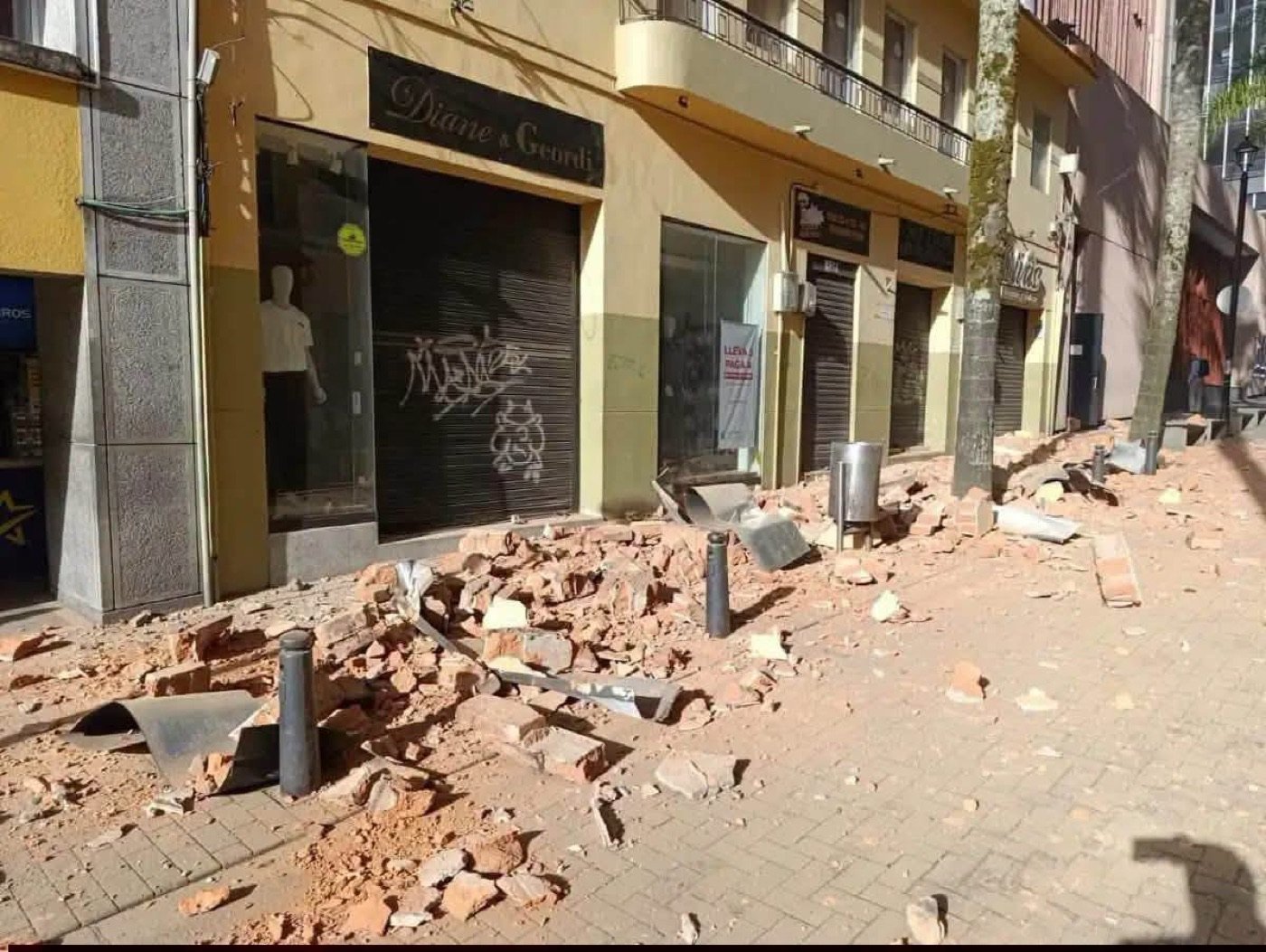 Fachadas caídas y escombros en un andén de Bogotá
