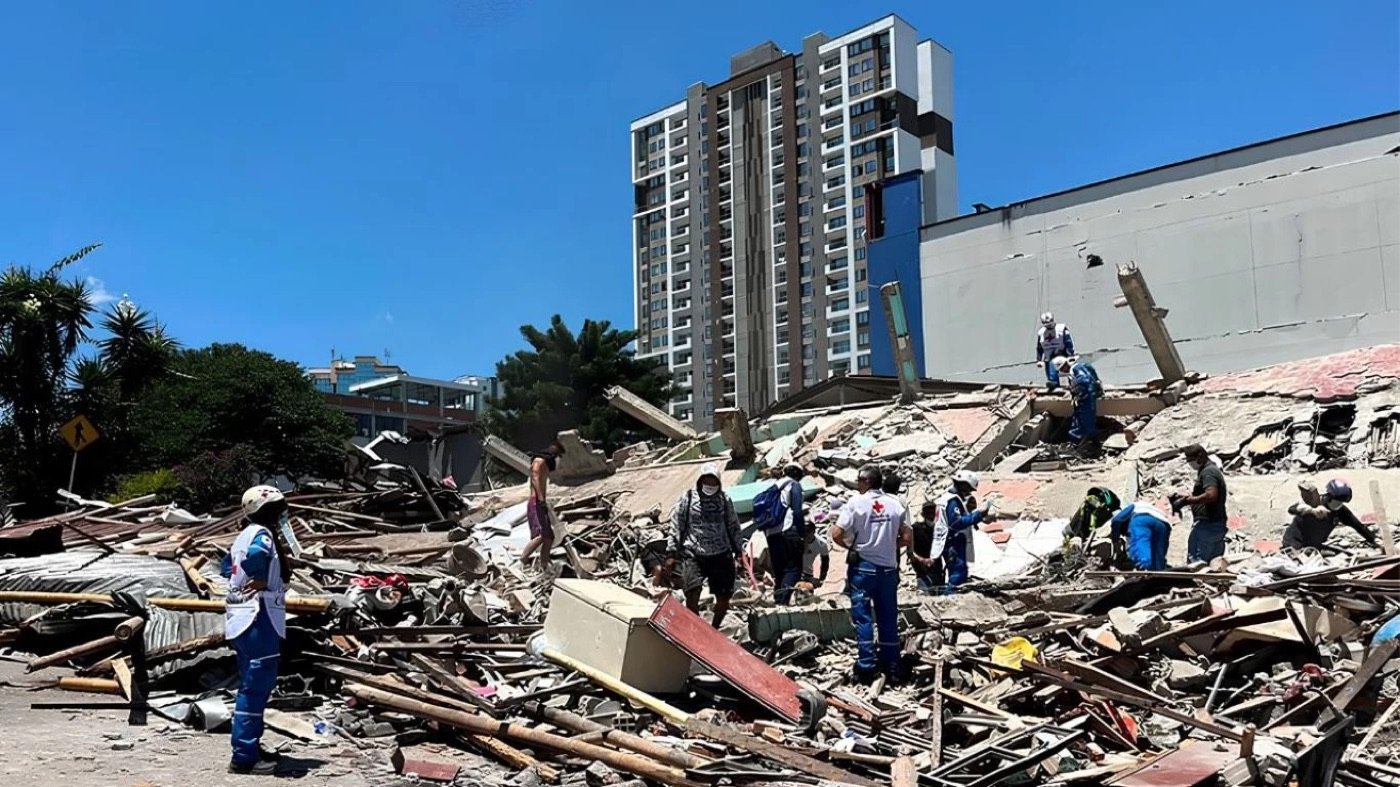 Rescatistas entre los escombros en Medellín