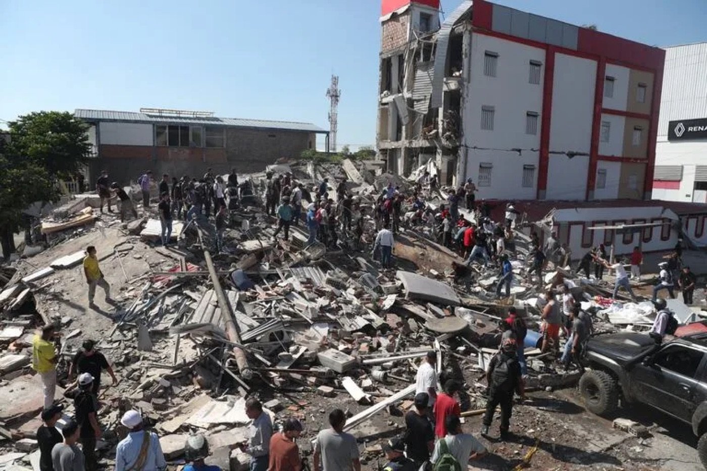 Edificio colapsado y labores de rescate en Pereira