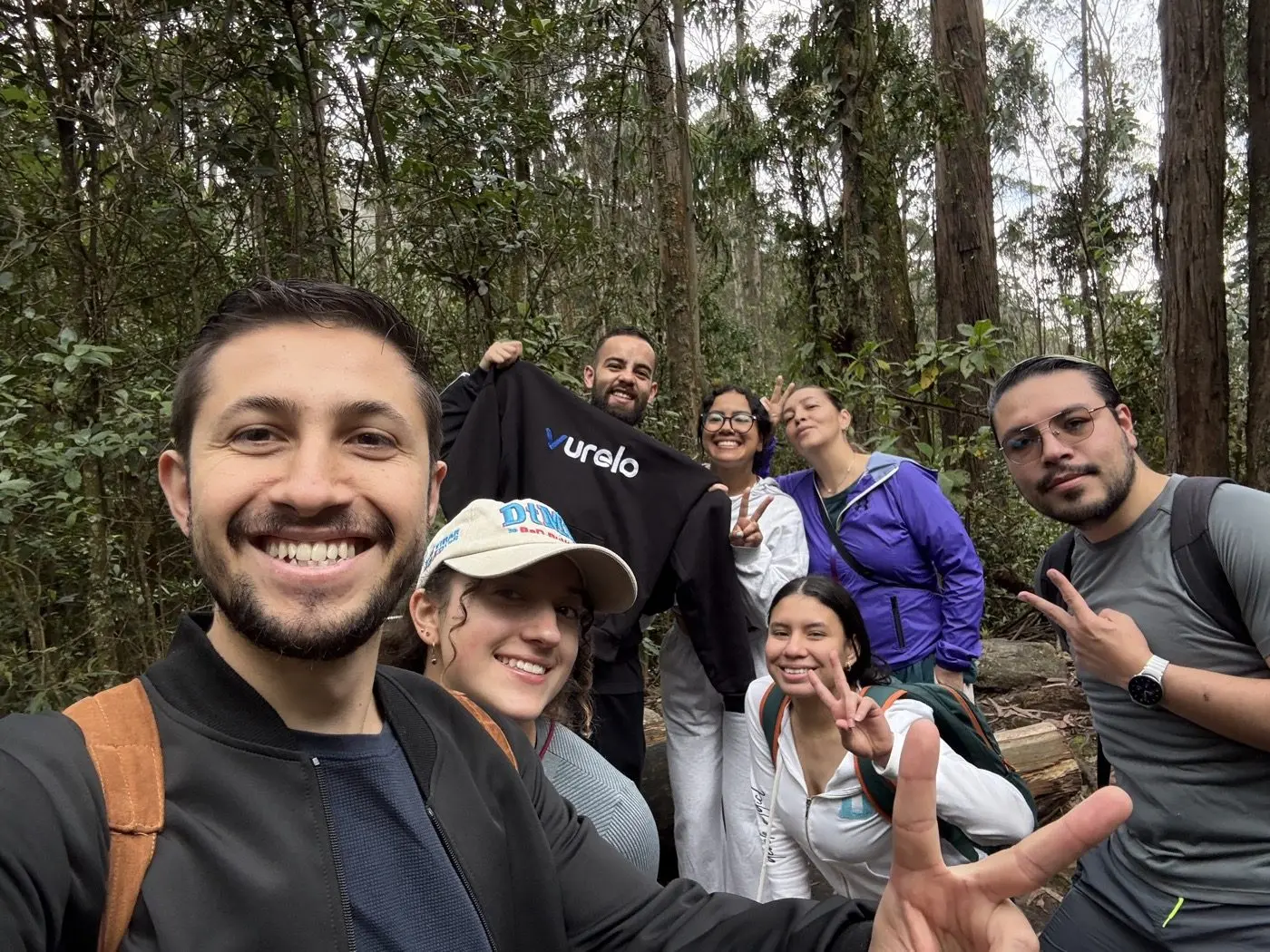 Equipo de vurelo en una caminata por el bosque